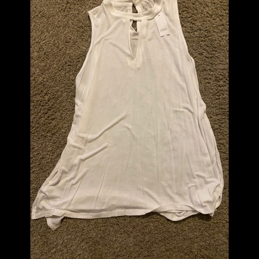 Loft tank with keyhole detail
